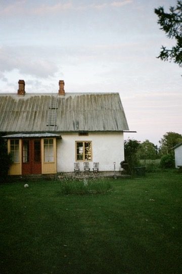 A white Gotland farmhouse at dusk